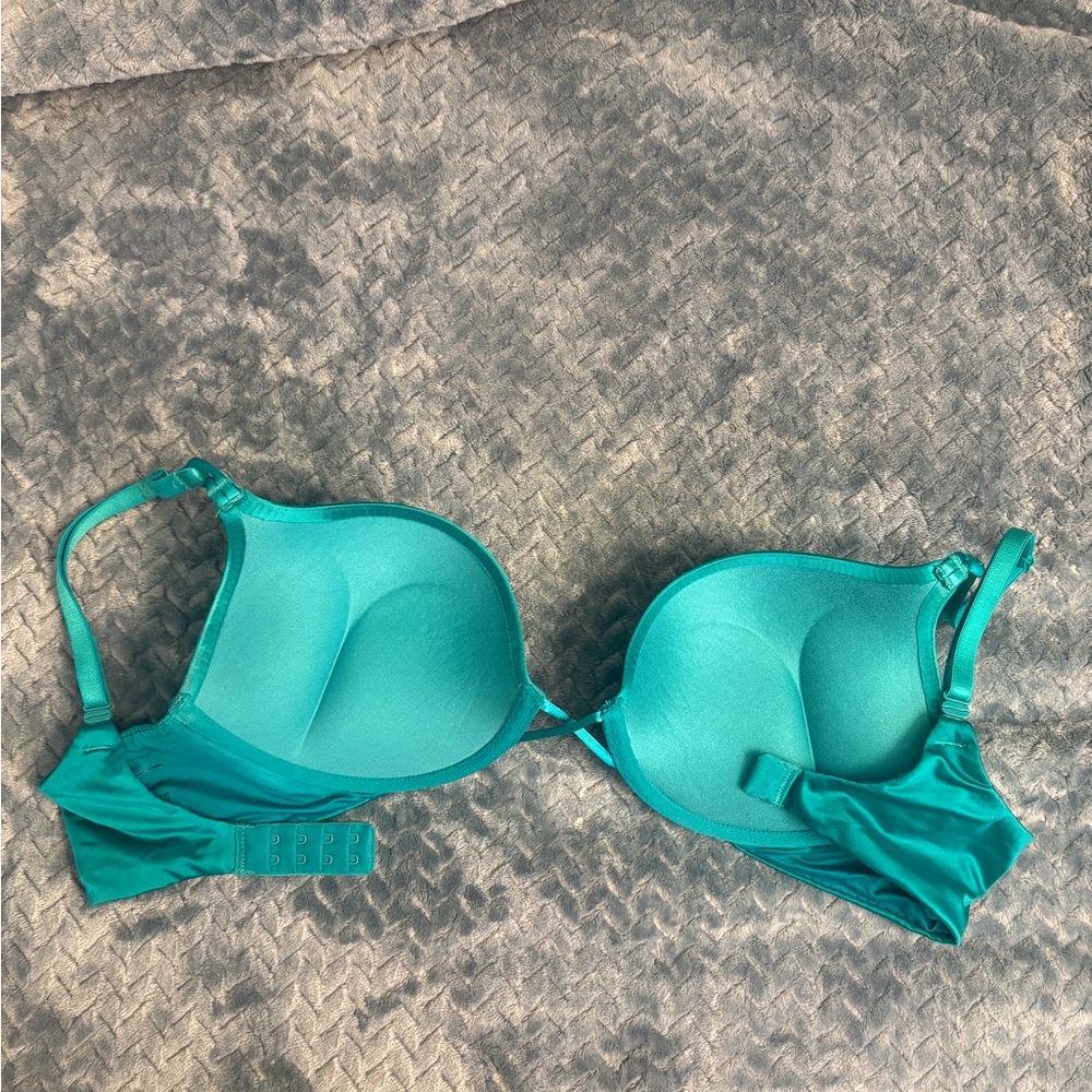 Victoria’s Secret Bombshell Plunge Push Up Bra - Picture 2 of 3